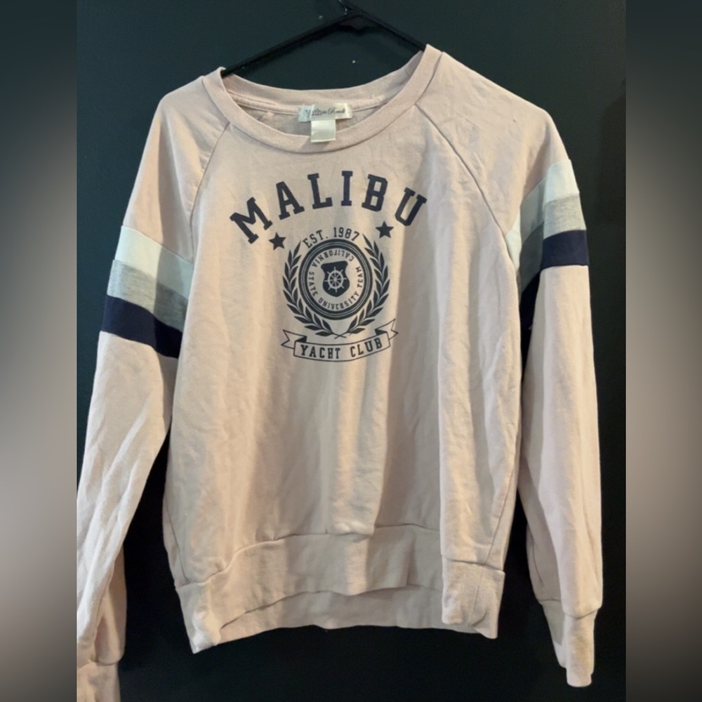 Cute and comfortable pink lounge crewneck! Worn a couple times!